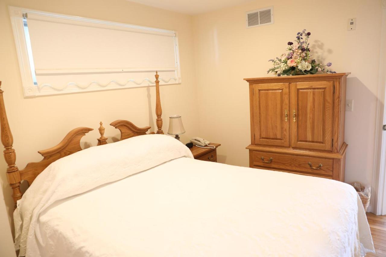 By The Sea Guests Bed & Breakfast And Suites Dennisport Exterior photo