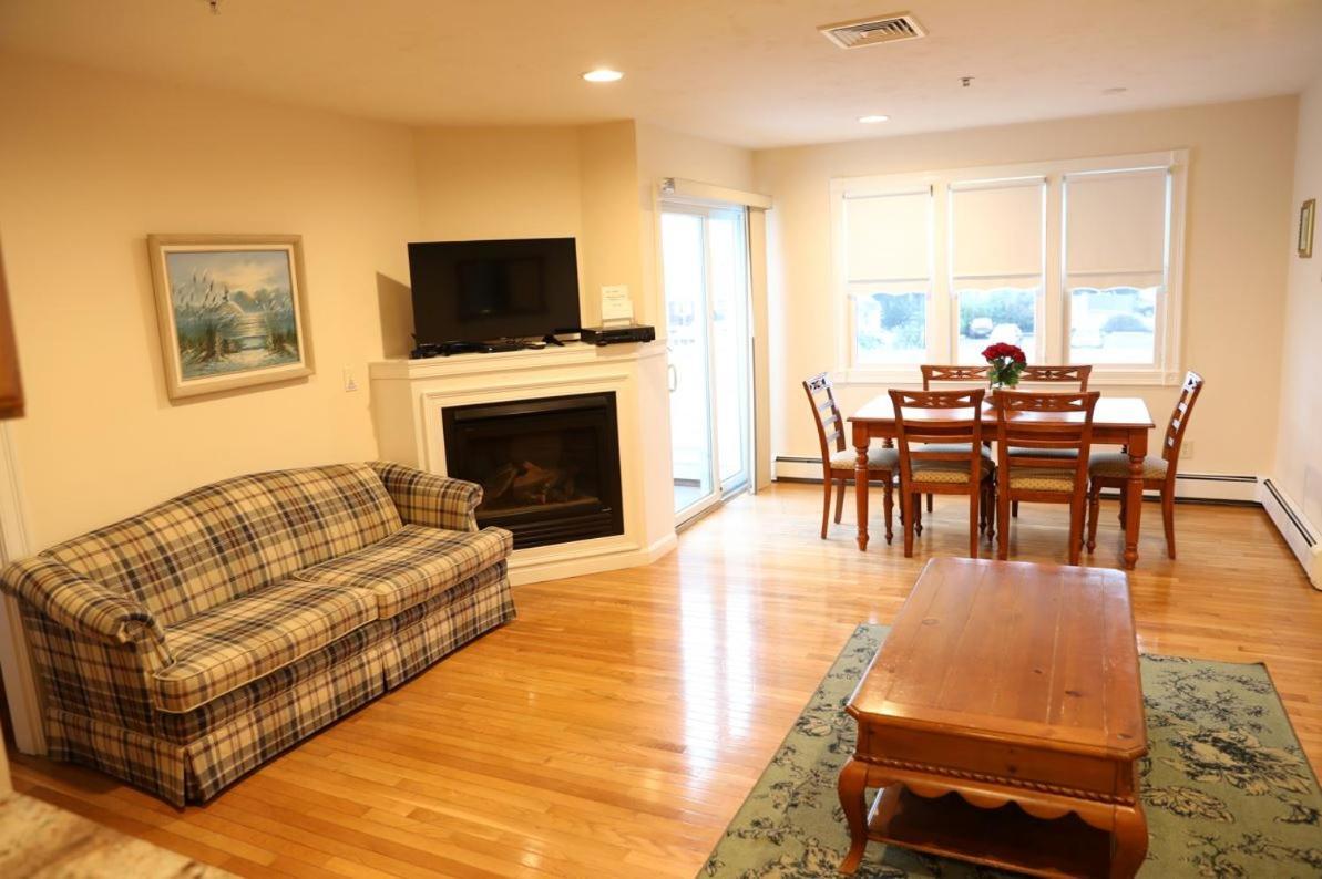 By The Sea Guests Bed & Breakfast And Suites Dennisport Room photo