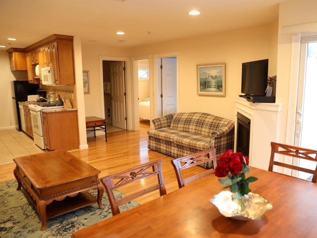 By The Sea Guests Bed & Breakfast And Suites Dennisport Room photo